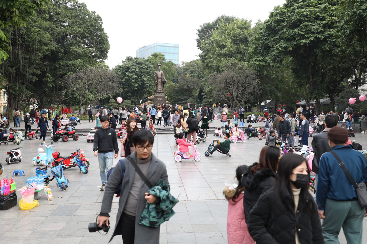 Các khu vực quanh phố đi bộ đều nhộn nhịp với các hoạt động vui chơi, giải trí.