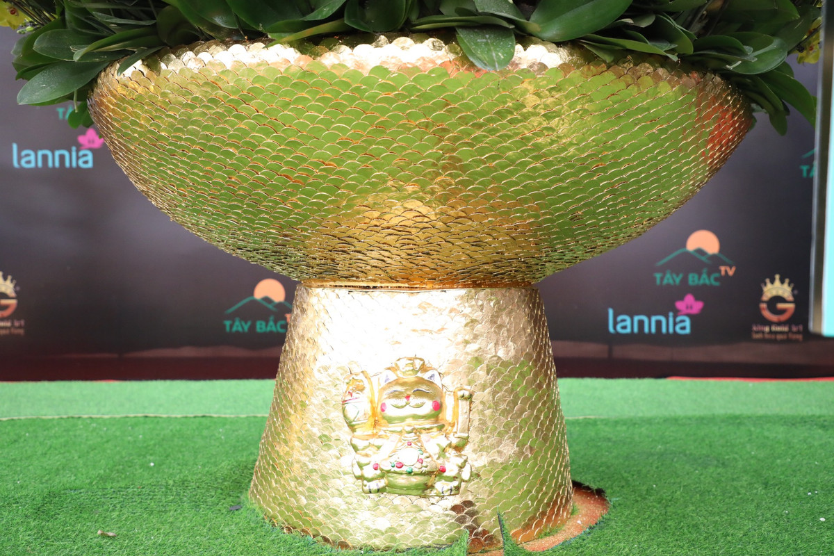Đặc biệt, phần chậu được khảm trai vảy rồng mạ vàng 24K, chạm nổi hình mèo - biểu tượng của Tết Quý Mão 2023.