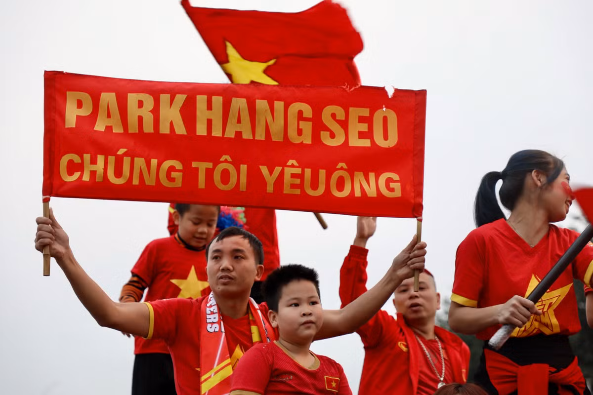 Tấm băng rôn thể hiện tình yêu của cổ động viên đối với ông Park Hang Seo cũng như đội tuyển Việt Nam.