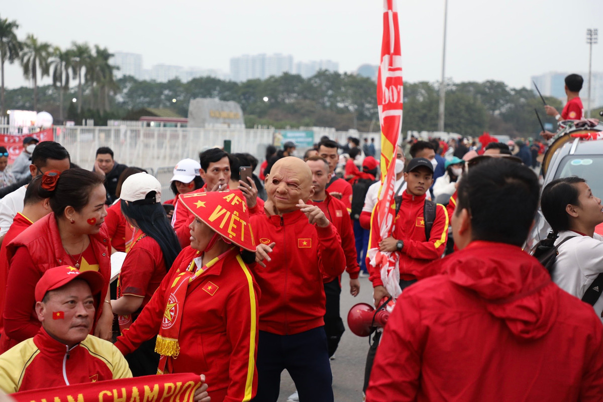 Rất đông người hâm mộ "nhuộm" đỏ sân vận động, tạo bầu không khí vô cùng sôi động, đầy hứng khởi.