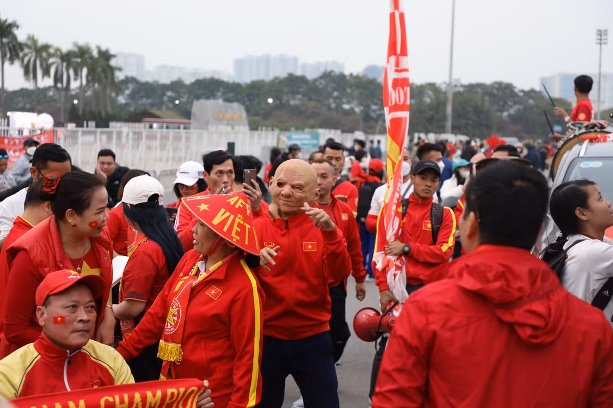 Rất đông người hâm mộ "nhuộm" đỏ sân vận động, tạo bầu không khí vô cùng sôi động, đầy hứng khởi.