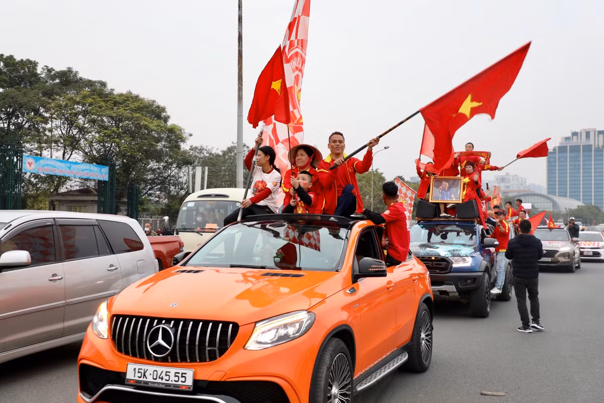 Theo ghi nhận của PV chiều 03/01, tại sân vận động quốc gia Mỹ Đình (Hà Nội) đông đảo cổ động viên đã có mặt từ rất sớm để cổ vũ cho đội tuyển Việt Nam.