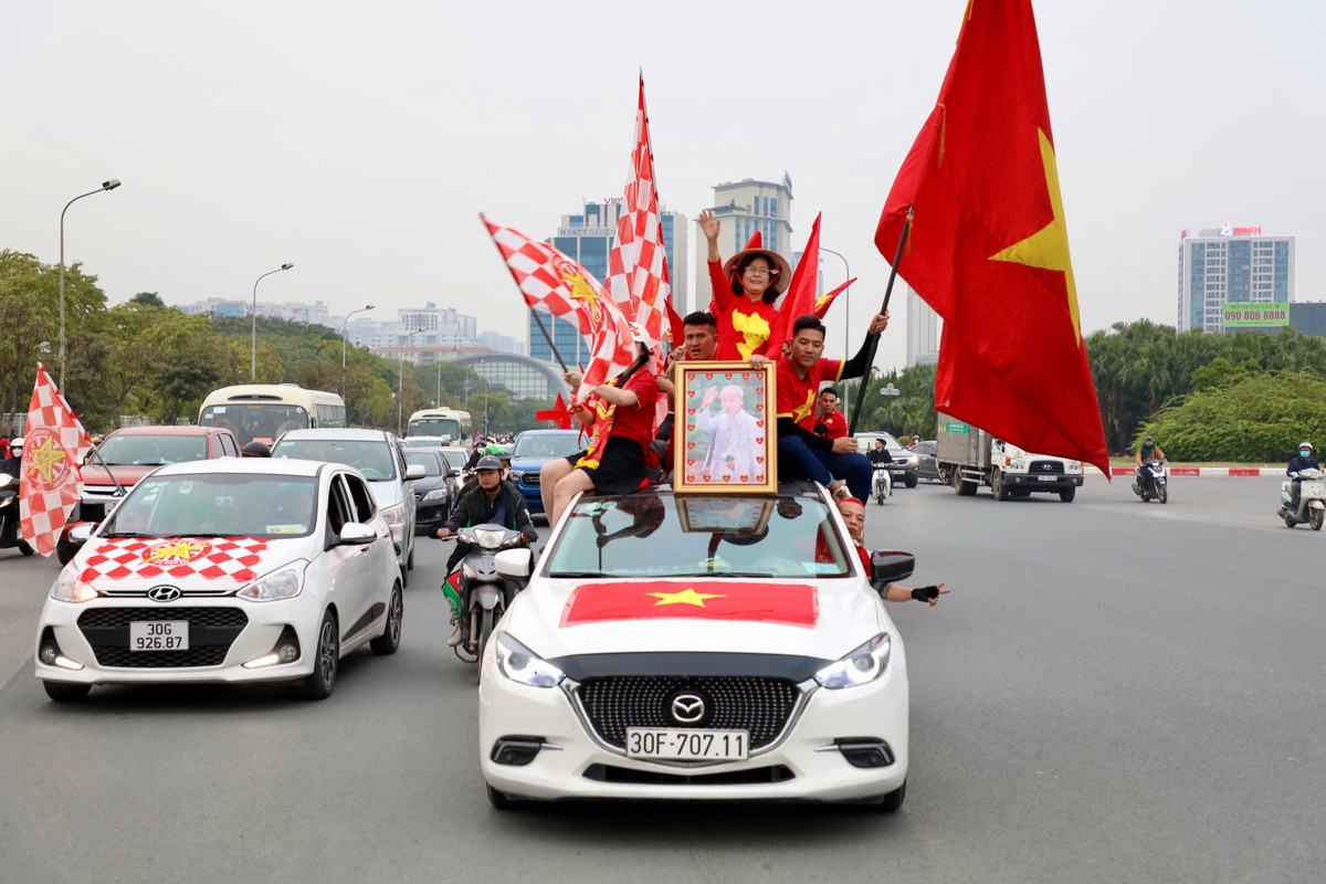 Vào lúc 19h30 tối nay 3/1, đội tuyển Việt Nam sẽ tiếp đón Myanmar trên sân nhà Mỹ Đình trong khuôn khổ lượt trận cuối bảng B, AFF Cup 2022. ĐT Việt Nam hiện đang dẫn đầu bảng B với cùng 7 điểm sau 3 trận như Singapore, nhưng xếp trên do hơn chỉ số phụ. Trong khi đó, ĐT Myanmar đã chính thức bị loại khi đứng thứ 4 với 1 điểm sau 3 trận. Ở lượt trận cuối này, đội tuyển Việt Nam chỉ cần hoà đội tuyển Myanmar là chắc chắn đi tiếp. Tuy nhiên, mục tiêu của tuyển Việt Nam là chiến thắng.