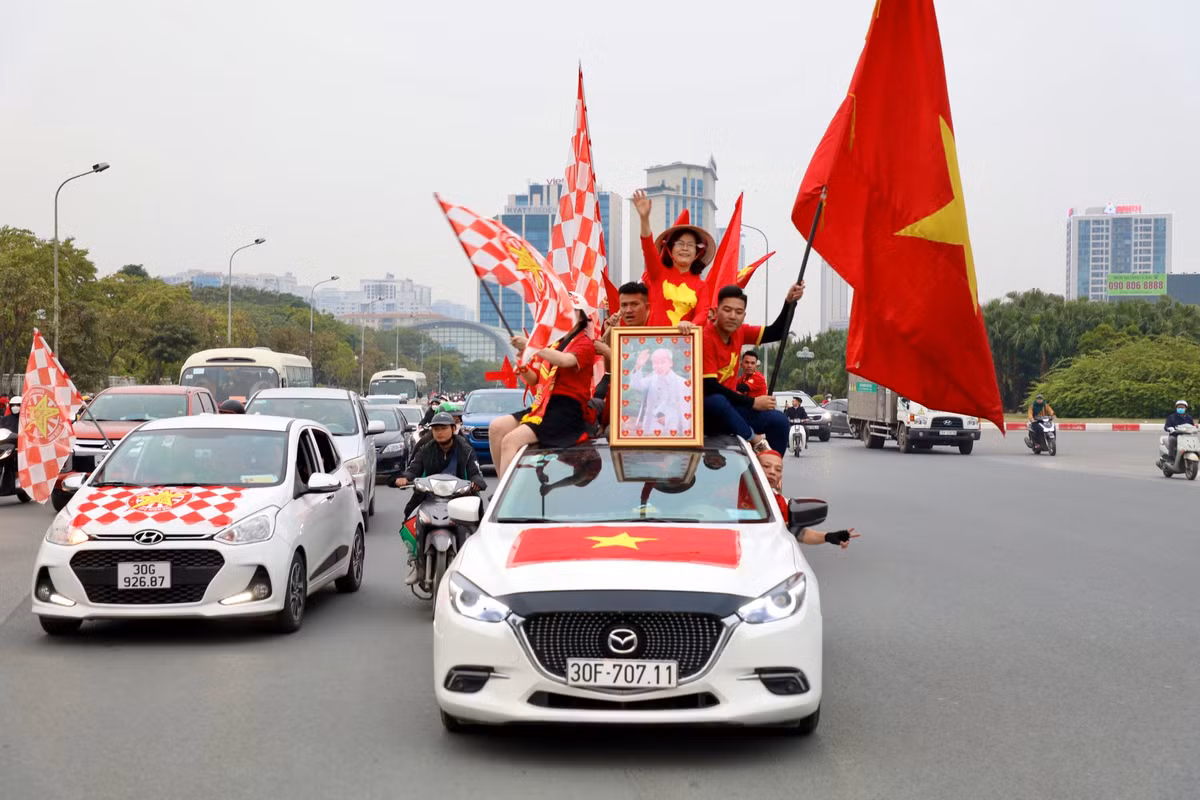 Vào lúc 19h30 tối nay 3/1, đội tuyển Việt Nam sẽ tiếp đón Myanmar trên sân nhà Mỹ Đình trong khuôn khổ lượt trận cuối bảng B, AFF Cup 2022. ĐT Việt Nam hiện đang dẫn đầu bảng B với cùng 7 điểm sau 3 trận như Singapore, nhưng xếp trên do hơn chỉ số phụ. Trong khi đó, ĐT Myanmar đã chính thức bị loại khi đứng thứ 4 với 1 điểm sau 3 trận. Ở lượt trận cuối này, đội tuyển Việt Nam chỉ cần hoà đội tuyển Myanmar là chắc chắn đi tiếp. Tuy nhiên, mục tiêu của tuyển Việt Nam là chiến thắng.