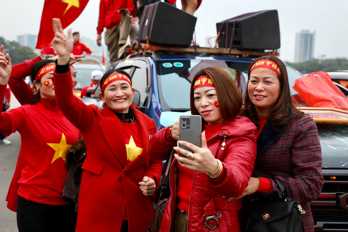 Cổ động viên không giới hạn tuổi tác, bất kể người lớn tuổi hay trẻ nhỏ đều đã có mặt tại sân vận động để khuấy động bầu không khí trước giờ bóng lăn.