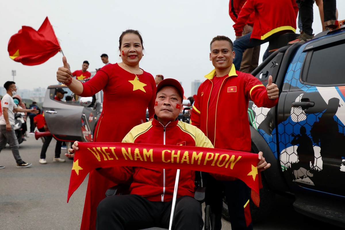 Ông Đinh Anh Tuấn ở Sóc Sơn với chiếc xe lăn cũng đã có mặt để cổ vũ cho Việt Nam. Ông Tuấn dự đoán tỉ số 4-0 cho đội tuyển Việt Nam.