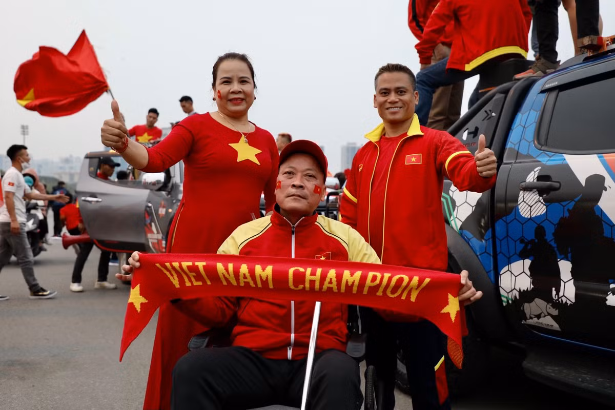 Ông Đinh Anh Tuấn ở Sóc Sơn với chiếc xe lăn cũng đã có mặt để cổ vũ cho Việt Nam. Ông Tuấn dự đoán tỉ số 4-0 cho đội tuyển Việt Nam.
