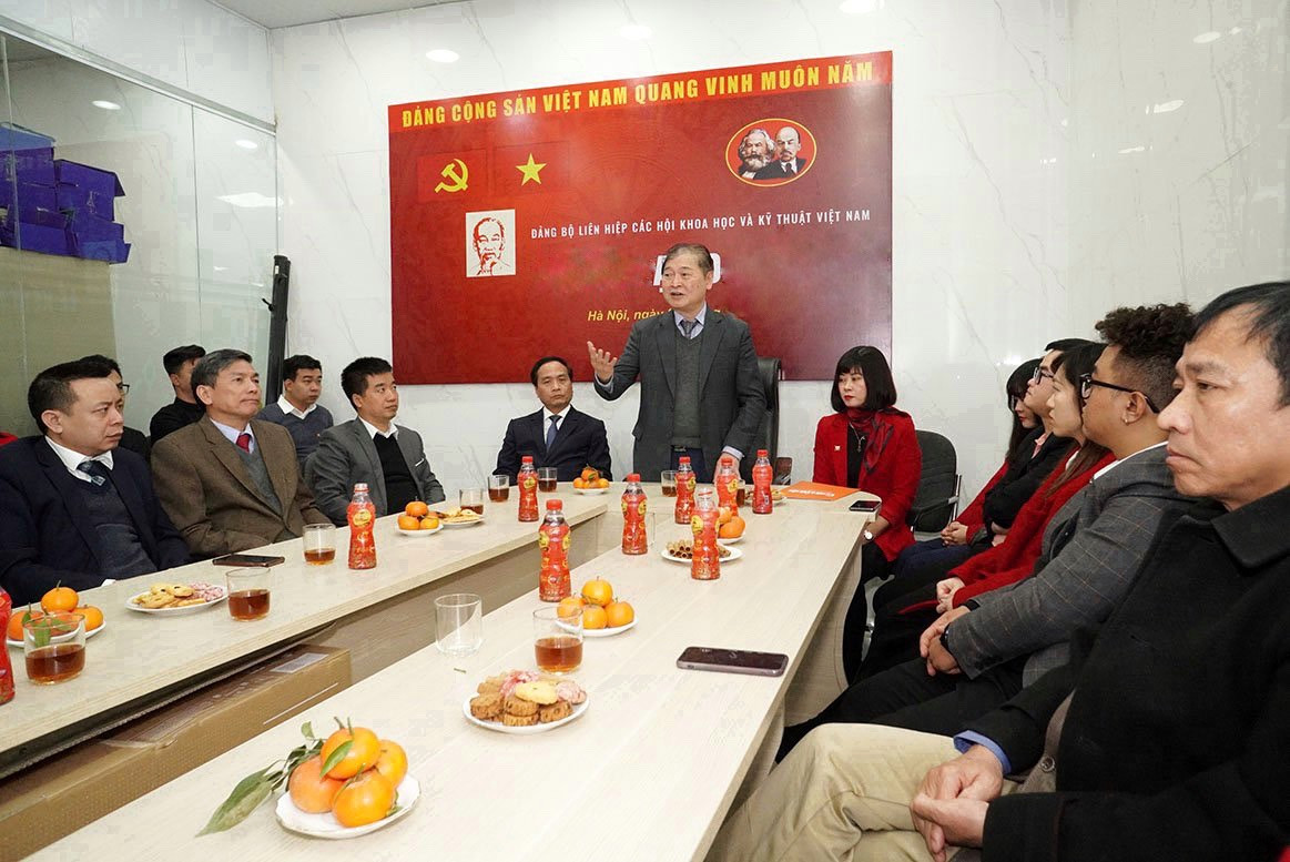 Chu tich VUSTA Phan Xuan Dung tham, chuc Tet Bao Tri thuc va Cuoc song