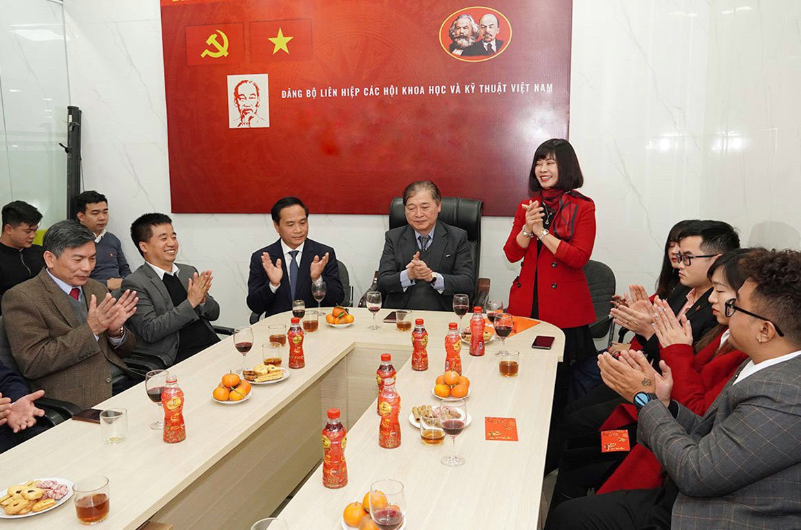 Chu tich VUSTA Phan Xuan Dung tham, chuc Tet Bao Tri thuc va Cuoc song-Hinh-2