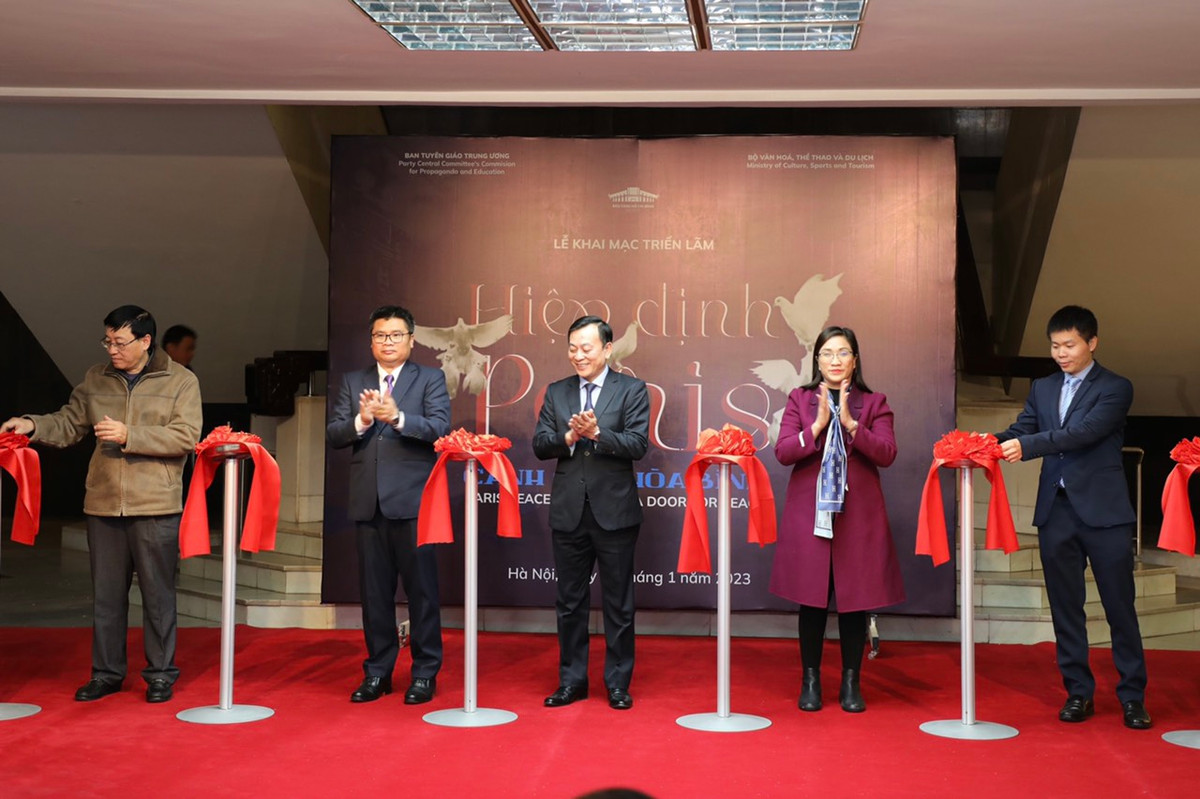 Khai mạc trưng bày chuyên đề “Hiệp định Paris – Cánh cửa hòa bình” Khai mac trung bay chuyen de “Hiep dinh Paris – Canh cua hoa binh”