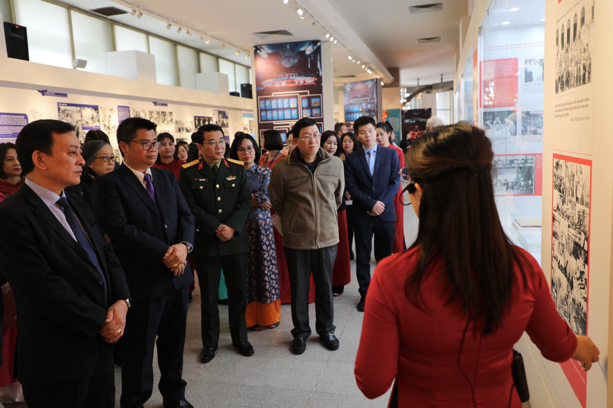 Khai mạc trưng bày chuyên đề “Hiệp định Paris – Cánh cửa hòa bình” - Hình 2 Khai mac trung bay chuyen de “Hiep dinh Paris – Canh cua hoa binh”-Hinh-2