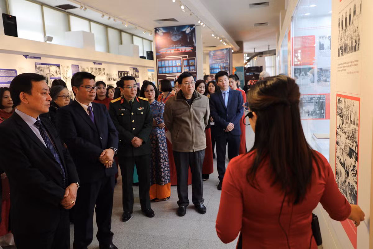 Khai mac trung bay chuyen de “Hiep dinh Paris – Canh cua hoa binh”-Hinh-2