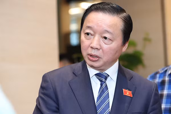 1/2004 – 9/2005: Ông Trần Hồng Hà giữ chức Quyền Cục trưởng, rồi Cục trưởng Cục Bảo vệ môi trường, Bộ Tài nguyên và Môi trường; Bí thư Chi bộ Cục Bảo vệ môi trường; Đảng ủy viên Đảng bộ lâm thời cơ quan Bộ Tài nguyên và Môi trường.