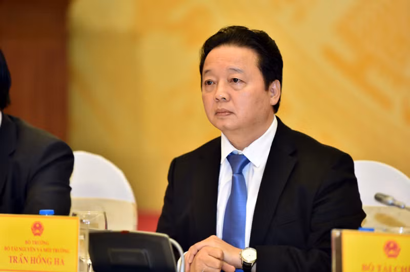 Ông Trần Hồng Hà sinh ngày 19/4/1963. Quê quán tại xã Kim Lộc, huyện Can Lộc, tỉnh Hà Tĩnh. Ông vào Đảng ngày 24/7/1990.