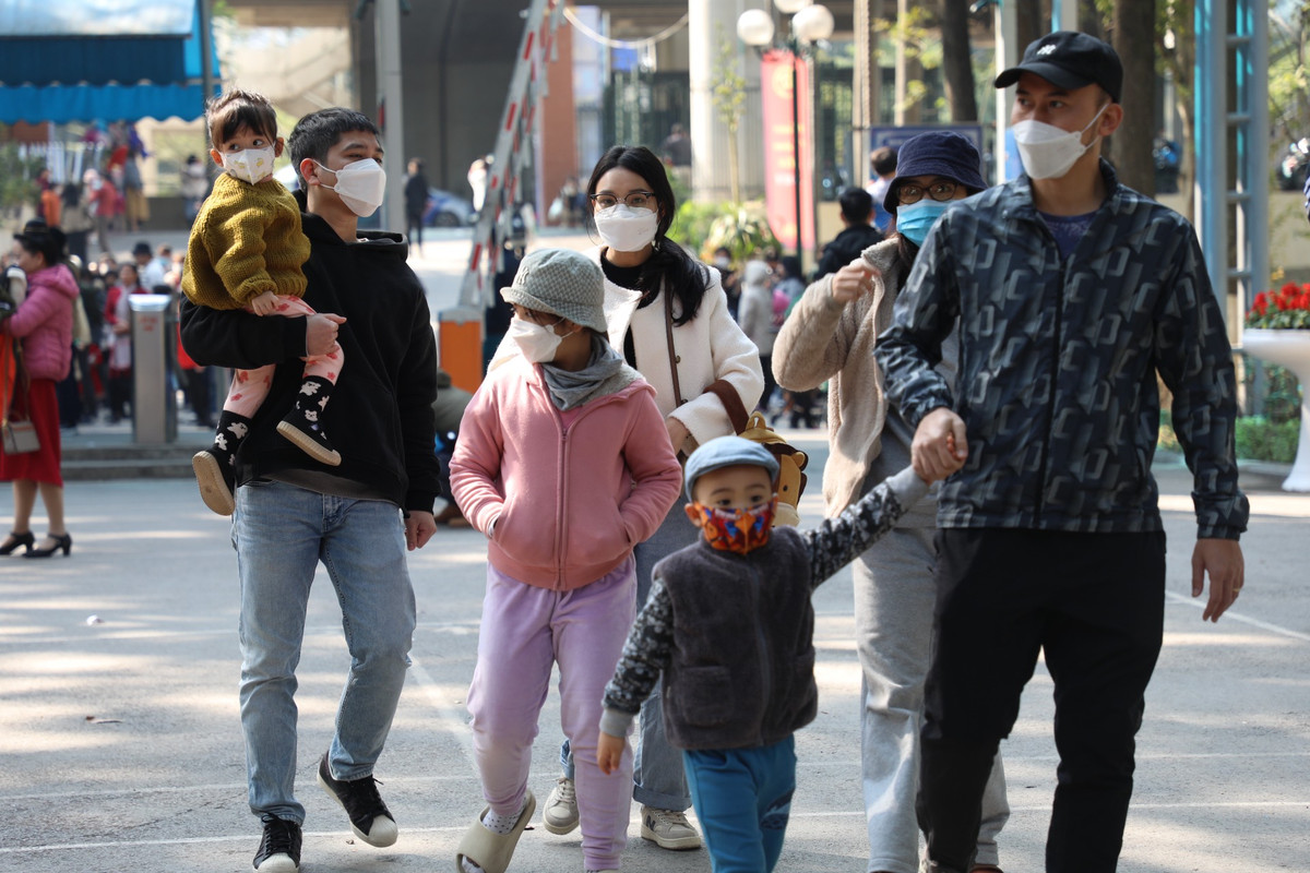 Anh Nguyễn Thế Bình (Đường Láng, Hà Nội) chia sẻ: "Vườn thú luôn luôn là địa điểm được các con yêu thích nên trong những ngày nghỉ lễ các gia đình thường có xu hướng tới đây để cho con vui chơi, trải nghiệm. Đây là lần thứ 5 tôi dẫn con ra đây chơi, không khí ở đây ngày đầu năm mới rất đông vui, nhộn nhịp."