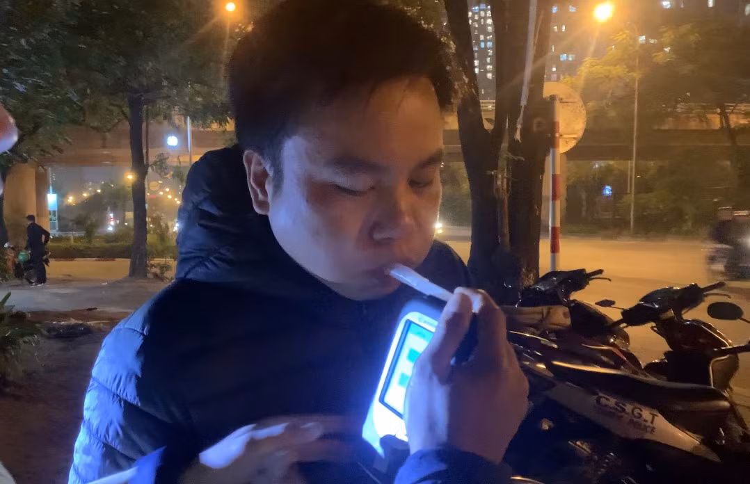 Vào lúc 20h35, tổ CSGT dừng xe mô tô BKS 18L-1453.16 do tài xế Đ.V.Đ. (SN 1989, ở Trực Ninh, Nam Định) cầm lái. Lúc này, gương mặt anh Đ. đỏ bừng, có dấu hiệu sử dụng rượu bia. Sau khi đo nồng độ cồn, máy báo mức vi phạm 0,376 mg/l. Mặc dù anh Đ. hoảng hốt nhưng không ký biên bản vi phạm mà liên tục gọi "cầu cứu".