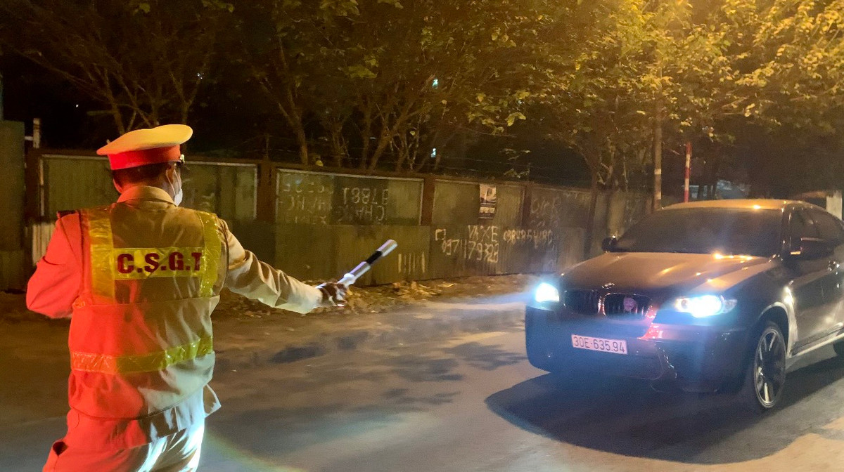 Lúc 22h15, CSGT tiếp tục phát hiện xe ô tô BKS 30E-635.94 do tài xế P.T.T (sinh năm 1976, ở Cầu Giấy, Hà Nội) điều khiển. Tài xế T thừa nhận có uống chút rượu cùng anh em.