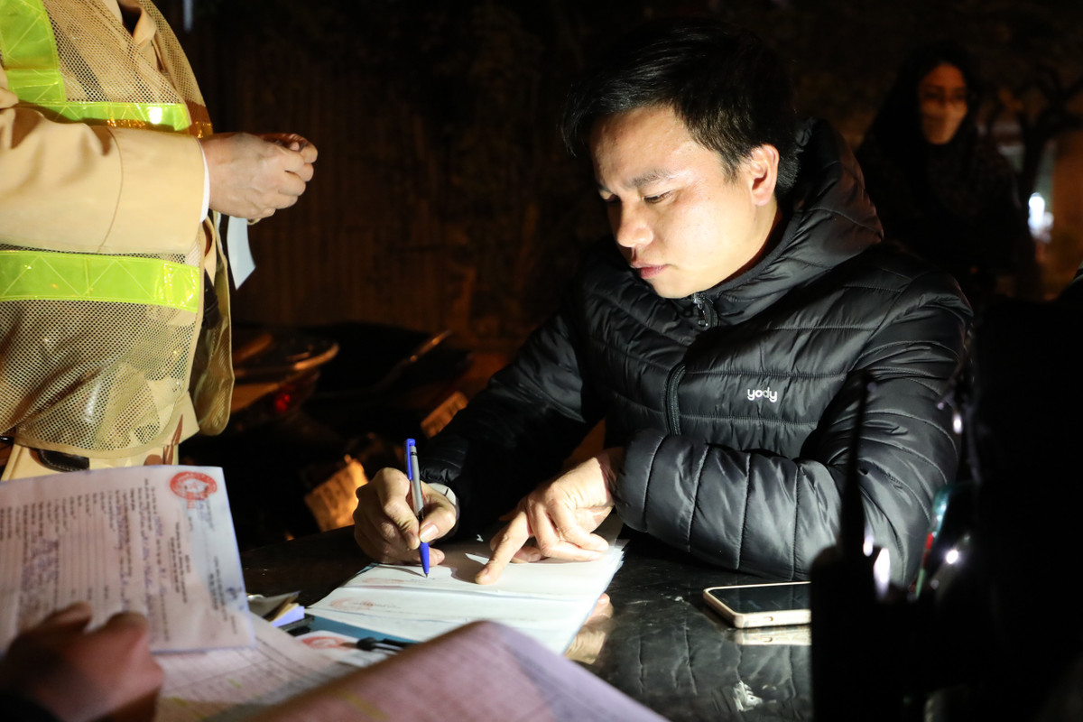 Đến 21h15, khi không thể xin bỏ qua xử lý vi phạm, tài xế Đ. đành phải chấp nhận ký biên bản. Với lỗi vi phạm 0,376 mg/l, anh Đ. sẽ bị phạt tiền từ 4 triệu - 5 triệu đồng, tước giấy phép lái xe từ 16 tháng đến 18 tháng.