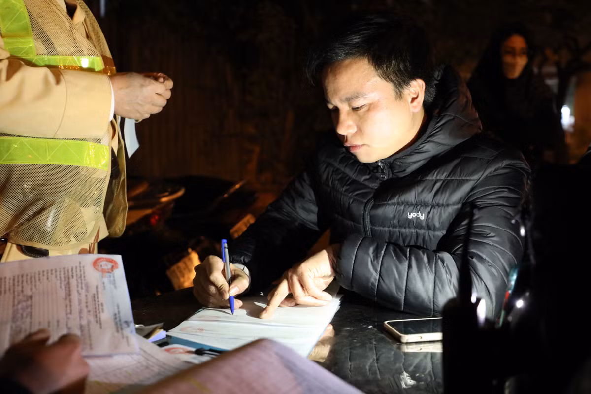 Đến 21h15, khi không thể xin bỏ qua xử lý vi phạm, tài xế Đ. đành phải chấp nhận ký biên bản. Với lỗi vi phạm 0,376 mg/l, anh Đ. sẽ bị phạt tiền từ 4 triệu - 5 triệu đồng, tước giấy phép lái xe từ 16 tháng đến 18 tháng.