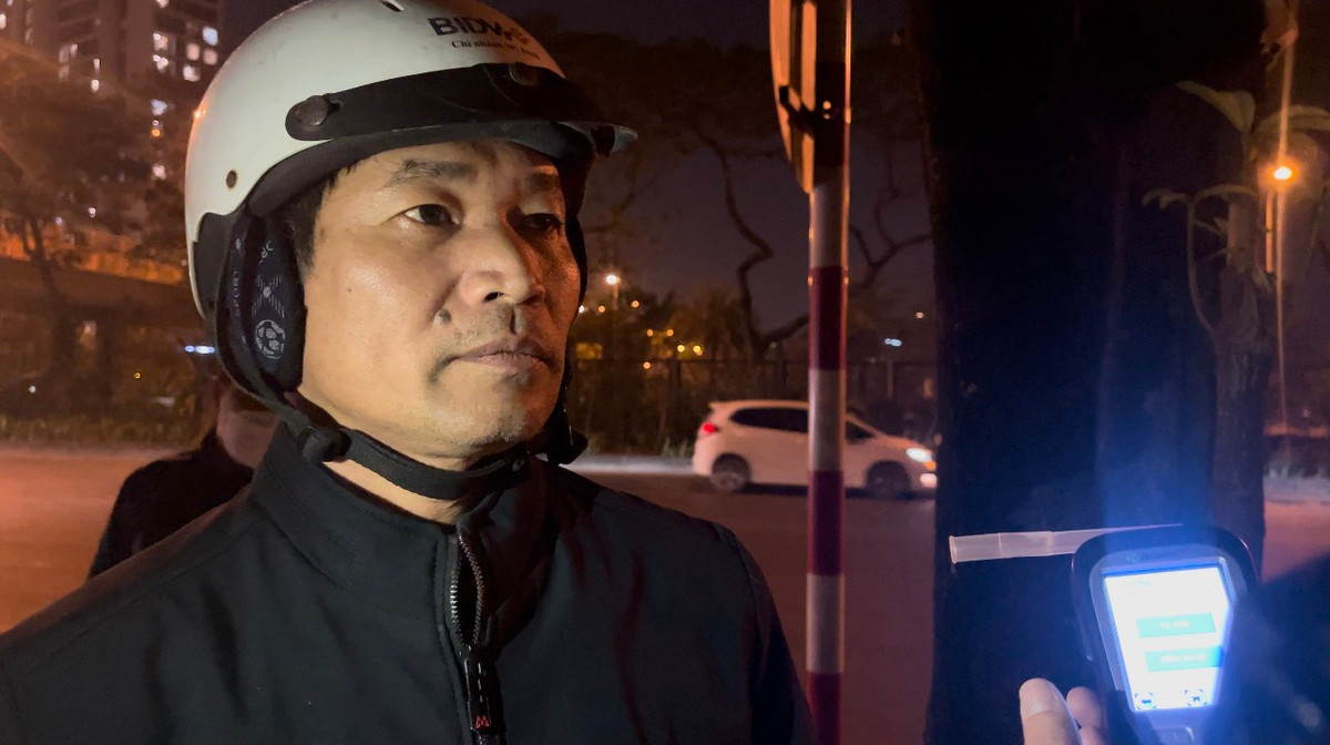 Người đàn ông này thừa nhận với CSGT: “Anh thề có bóng đèn là anh vừa uống bia với bác anh xong. Anh uống rất nhiều bia rồi, giờ thổi kiểu gì cũng bị mức cao nhất nên anh không thổi”.