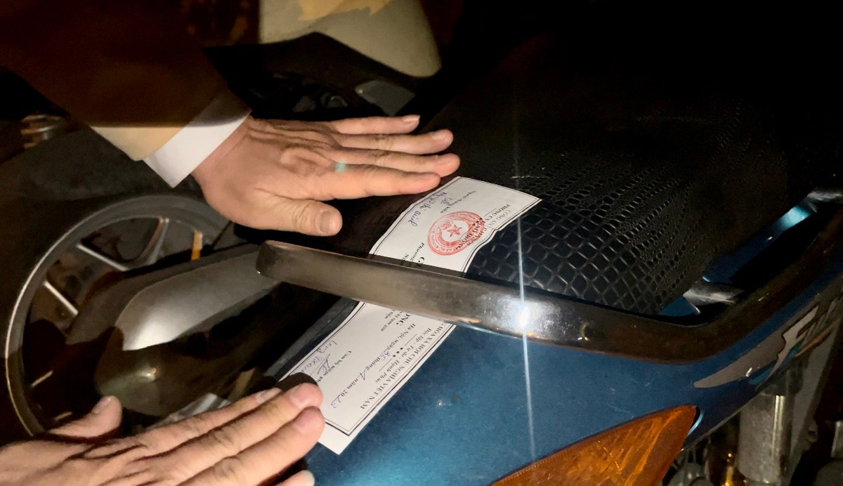 Người đàn ông này không chấp hành đo nồng độ cồn, tự ý bỏ đi dù lực lượng chức năng nhiều lần yêu cầu hợp tác. Đối với những trường hợp không chấp hành kiểm tra nồng độ cồn, CSGT sẽ lập biên bản, niêm phong, tạm giữ phương tiện.