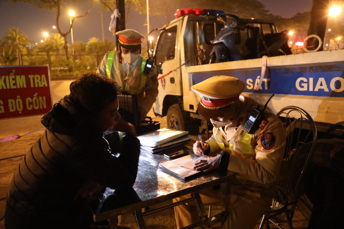 Đa số người vi phạm đã ý thức được việc chấp hành. Tuy nhiên, cũng có những trường hợp chống đối như không chấp hành thổi nồng độ cồn, tự ý bỏ đi gây khó khăn cho lực lượng CSGT. Nhưng trên tinh thần kiên quyết xử lý hành vi sử dụng rượu bia khi tham gia giao thông, Đội CSGT số 6 đã triển khai biện pháp ghi nhận lại bằng chứng bằng video để nhận diện rõ khuôn mặt, hình dáng người vi phạm làm căn cứ để xử lý triệt để. 