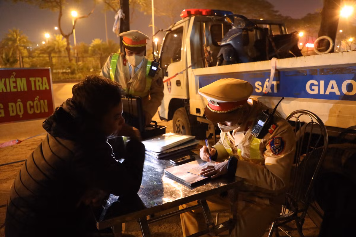 Đa số người vi phạm đã ý thức được việc chấp hành. Tuy nhiên, cũng có những trường hợp chống đối như không chấp hành thổi nồng độ cồn, tự ý bỏ đi gây khó khăn cho lực lượng CSGT. Nhưng trên tinh thần kiên quyết xử lý hành vi sử dụng rượu bia khi tham gia giao thông, Đội CSGT số 6 đã triển khai biện pháp ghi nhận lại bằng chứng bằng video để nhận diện rõ khuôn mặt, hình dáng người vi phạm làm căn cứ để xử lý triệt để. 