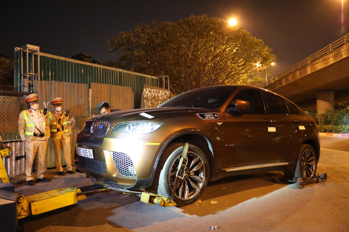 Xe cứu hộ cẩu, kéo xe vi phạm về nơi tạm giữ chờ xử lý.