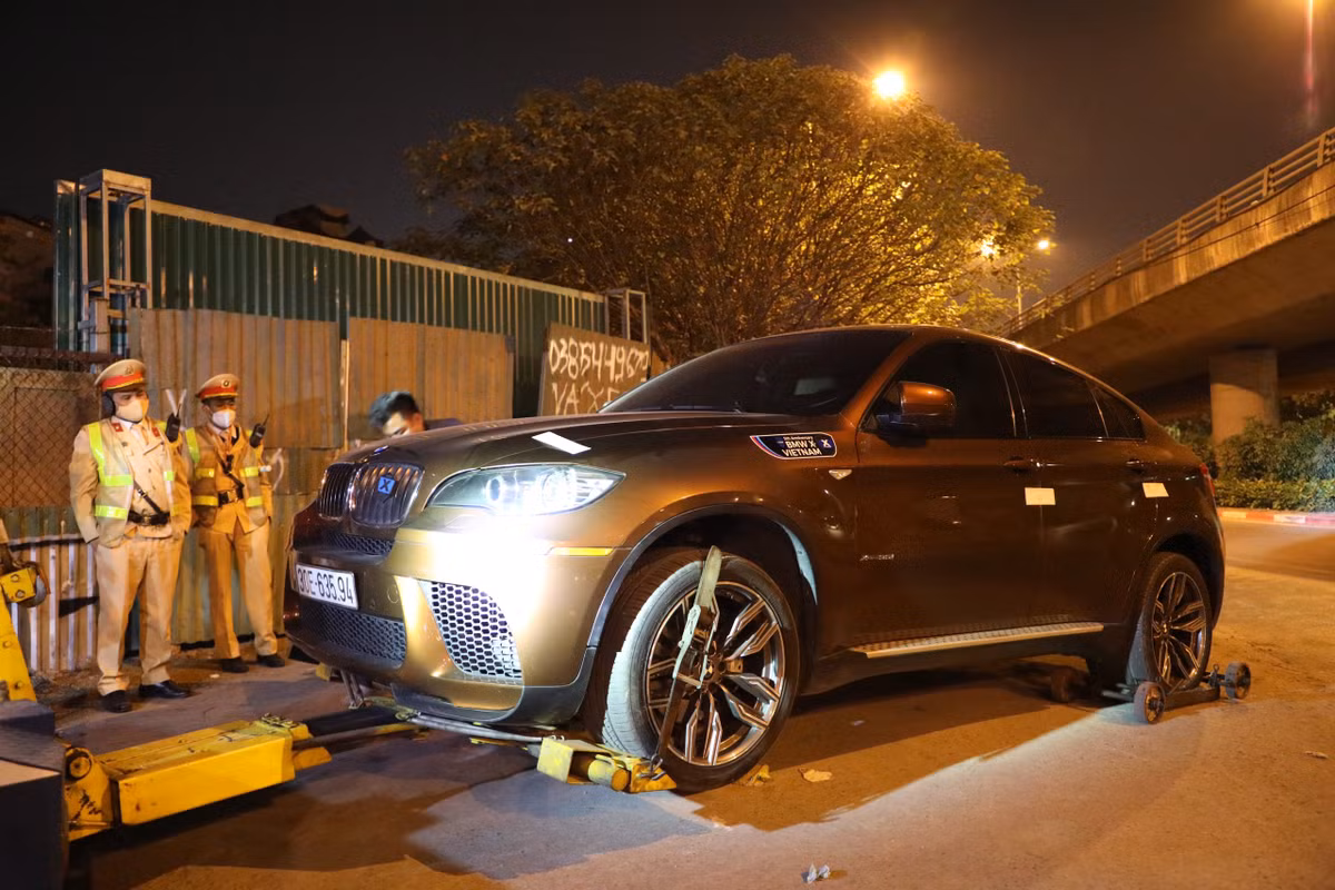 Xe cứu hộ cẩu, kéo xe vi phạm về nơi tạm giữ chờ xử lý.