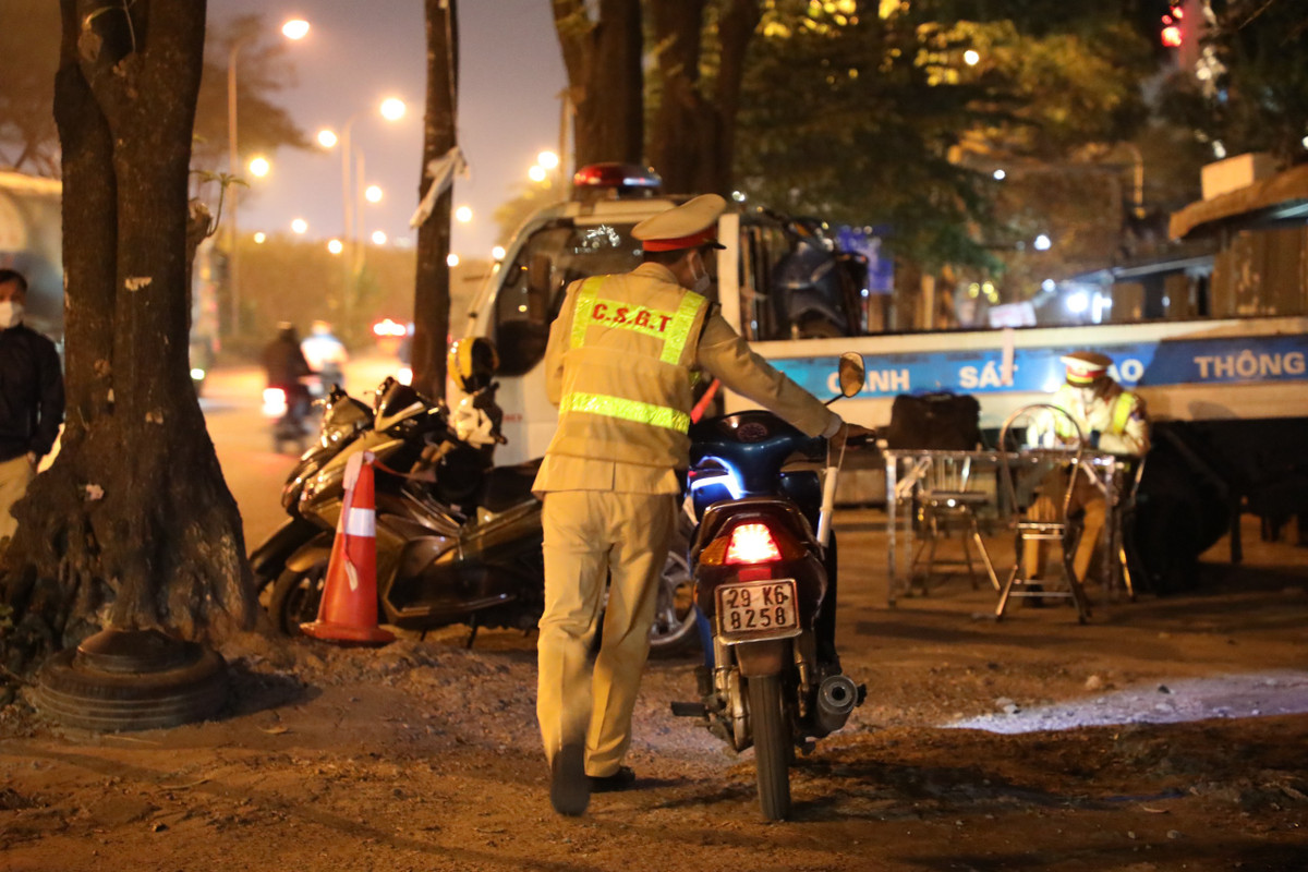 Khoảng 20h55, CSGT phát hiện xe mô tô BKS 29K6-8258 do một tài xế trung niên điều khiển có biểu hiện say mềm nhưng người này nhất quyết không chịu thổi vào máy đo nồng độ cồn. Tại thời điểm kiểm tra, tài xế này không xuất trình được giấy phép lái xe, đăng ký xe, bảo hiểm TNDS.