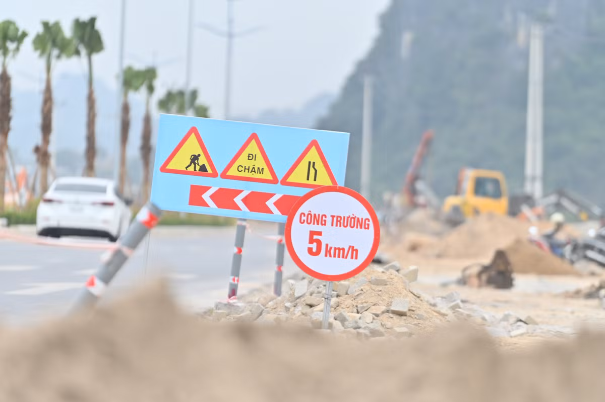 Ngày 17/1 (24 tháng Chạp), nhà thầu huy động thiết bị, máy móc, thực hiện lu lèn nền cho 2 làn đường mở rộng để kịp hoàn thành trước Tết Quý Mão.