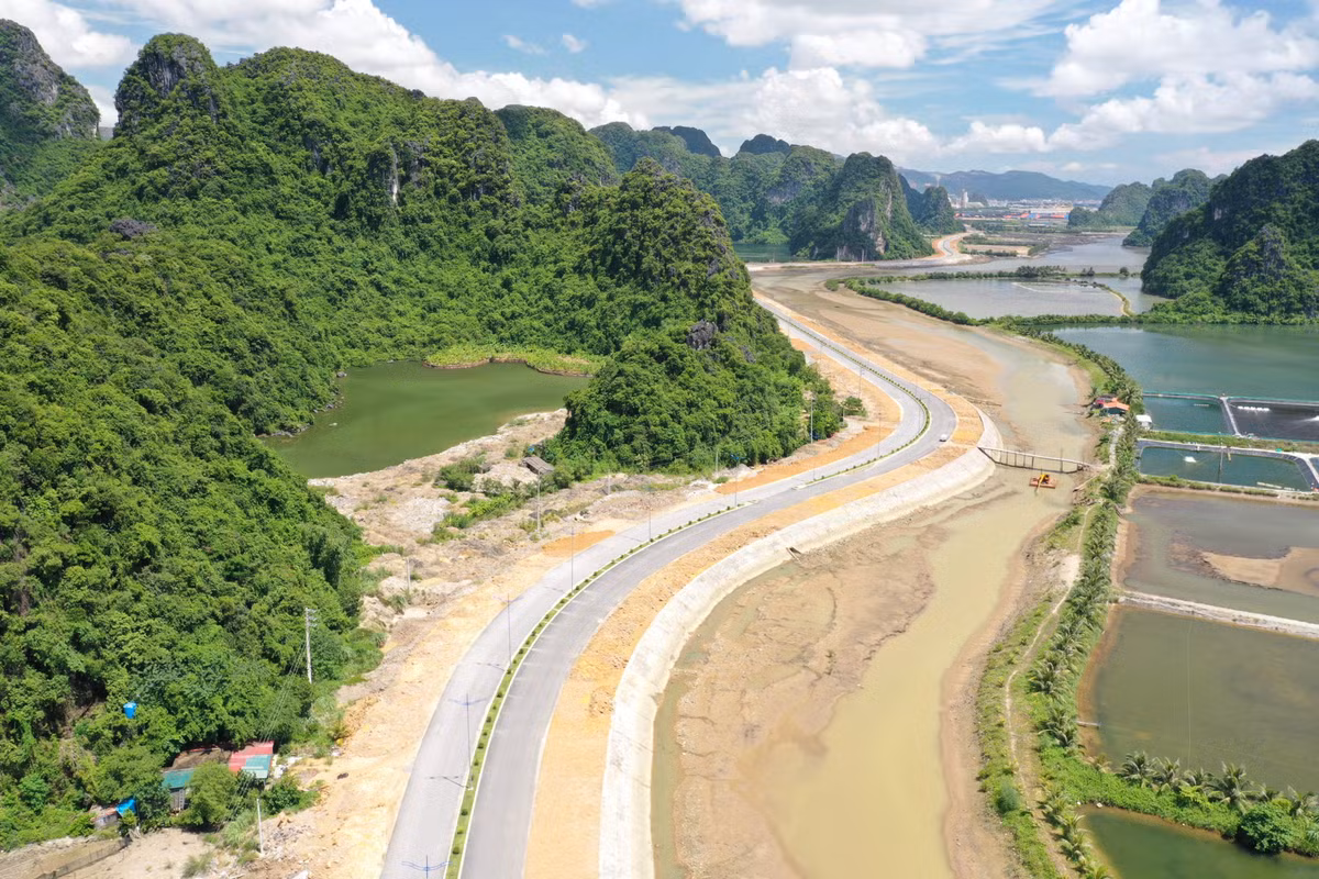 Ngoài hạng mục mở rộng đường, các gói thầu còn lại như làm bờ kè, cống cũng được các nhà thầu tập trung nhân lực để thi công.