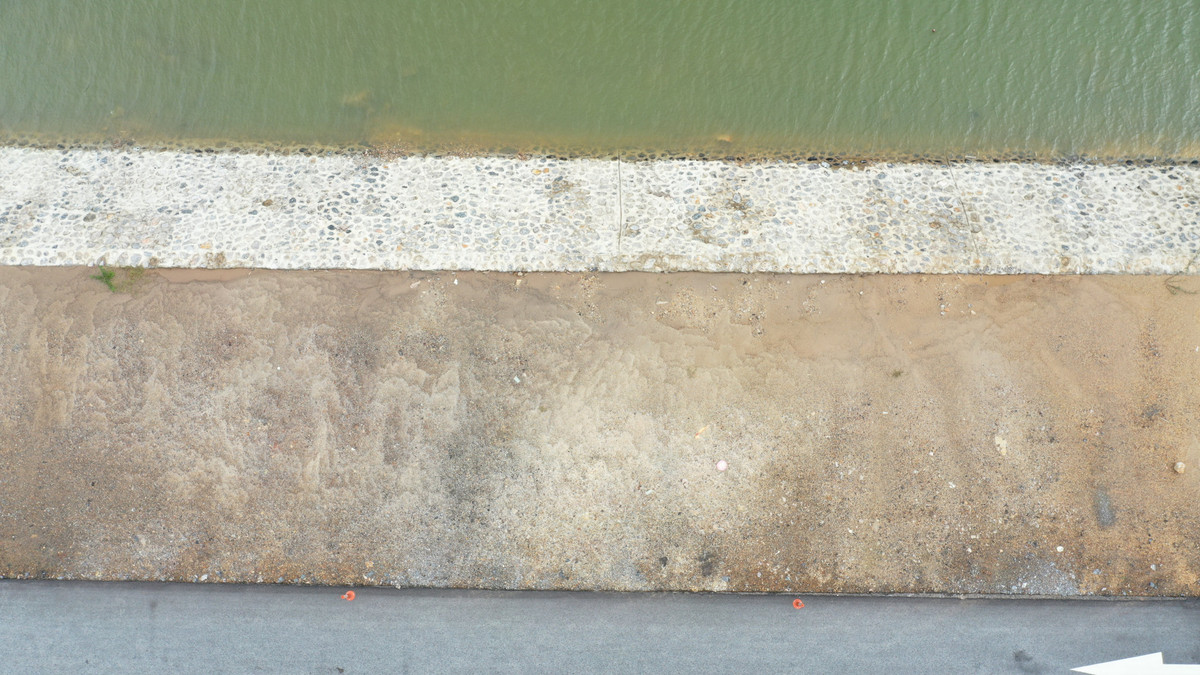 Ông Nguyễn Hữu Nhã, Phó chủ tịch UBND thành phố Hạ Long cho biết thành phố đặt mục tiêu hoàn thành đắp nền và trải thảm nhựa hai làn đường mở rộng xong trước Tết Quý Mão 2023.