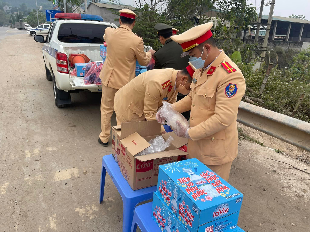 Anh Lò Văn Thêm, làm việc ở khu công nghiệp Đồng Văn, Hà Nam đi xe máy về quê ở huyện Tân Lạc (Hòa Bình) chia sẻ: "Tôi chạy xe máy một mình liên tục hơn 100km đã cảm thấy thấm mệt. Khi được lực lượng CSGT Công an tỉnh Hòa Bình mời vào tặng nước uống và bánh bao nóng cảm thấy rất vui. Mong là những hình ảnh việc làm đẹp này sẽ tiếp tục được lan tỏa nhiều hơn”.