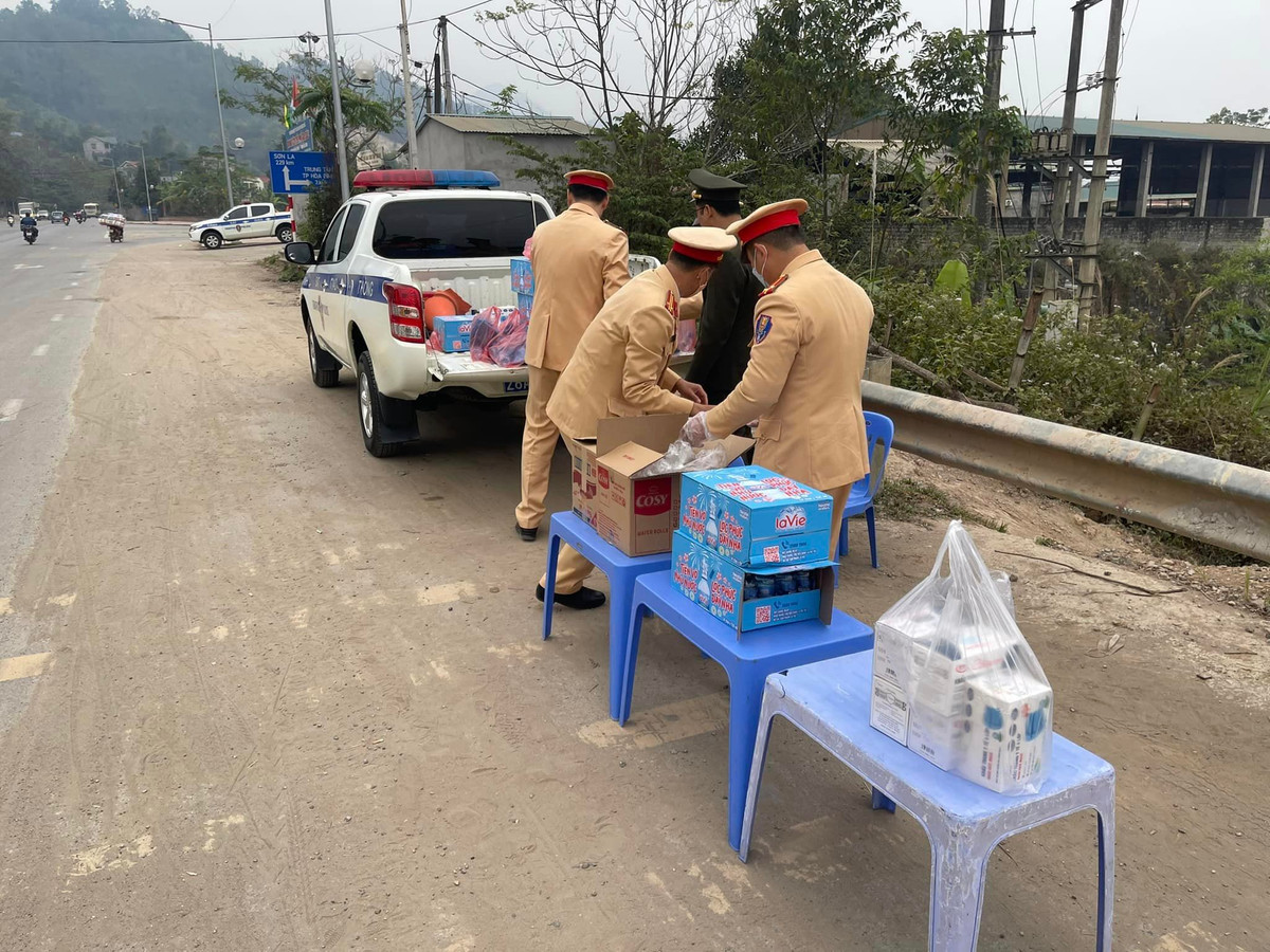 Đang trên đường về quê đón Tết cùng gia đình, khi thấy có điểm phát nước miễn phí thì đã dừng lại nghỉ ngơi, chị Nguyễn Thị Tươi, công nhân từ Bắc Ninh cho biết: “Những chai nước, áo mưa, bánh bao là tình cảm của các chiến sĩ công an đối với bà con. Các anh công an cũng không quên nhắc nhở mình đi đúng luật giao thông, an toàn và đón tết vui vẻ cùng gia đình”.