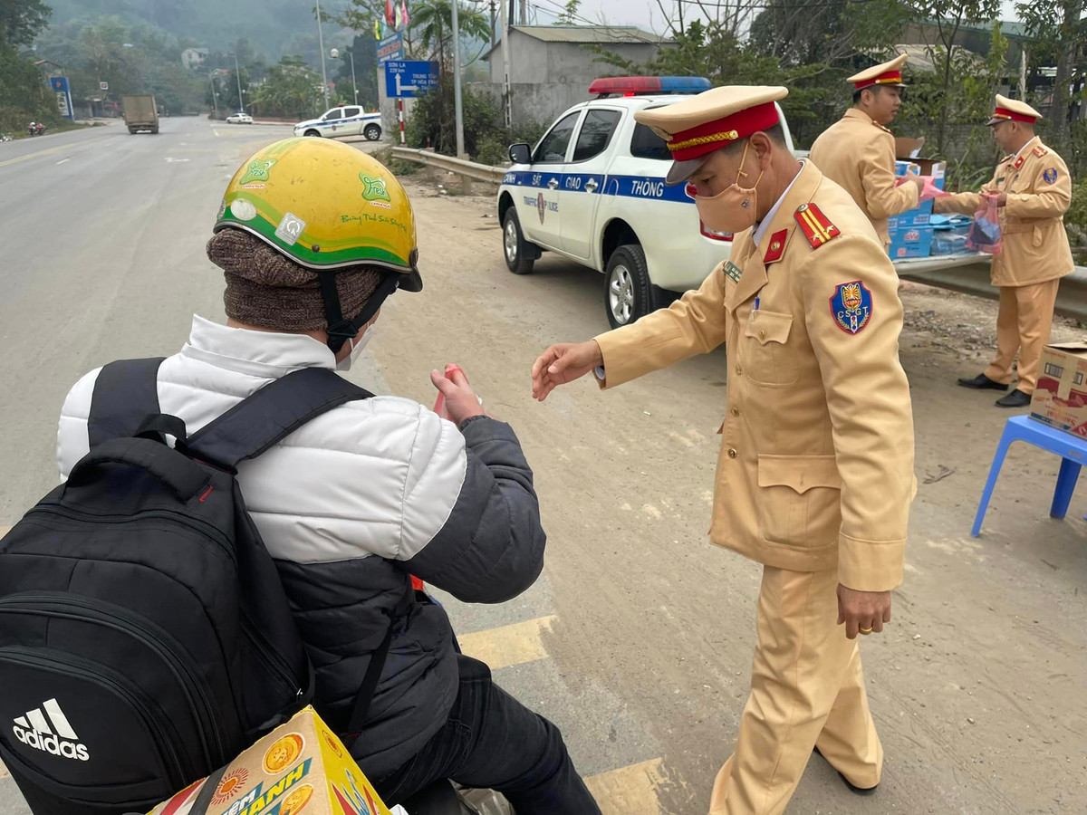 Được biết, hôm qua (18/1), Đội CSGT số 1 Phòng CSGT tỉnh Hòa Bình đã phát hơn 100 suất quà cho bà con đi xe máy trở về nhà ăn Tết. Hôm nay (19/1) đã phát 200 suất quà. Ngoài việc phát quà, lực lượng CSGT cũng không quên nhắc nhở người dân tham gia giao thông an toàn kèm những lời chúc năm mới an khang, thịnh vượng.