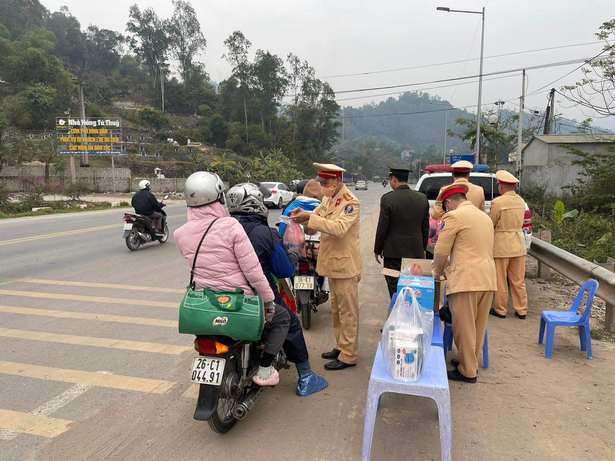 Theo Chỉ huy đội CSGT số 1, Phòng CSGT Công an tỉnh Hòa Bình, hoạt động này được đội tổ chức từ ngày 27 đến 30 tháng chạp. Thời điểm này người dân các tỉnh đi qua quốc lộ 6, trở về nhà đông nhất. Việc phục vụ, phát khăn, áo mưa, nước suối, bánh bao cho bà con sẽ diễn ra 24/24 giờ.