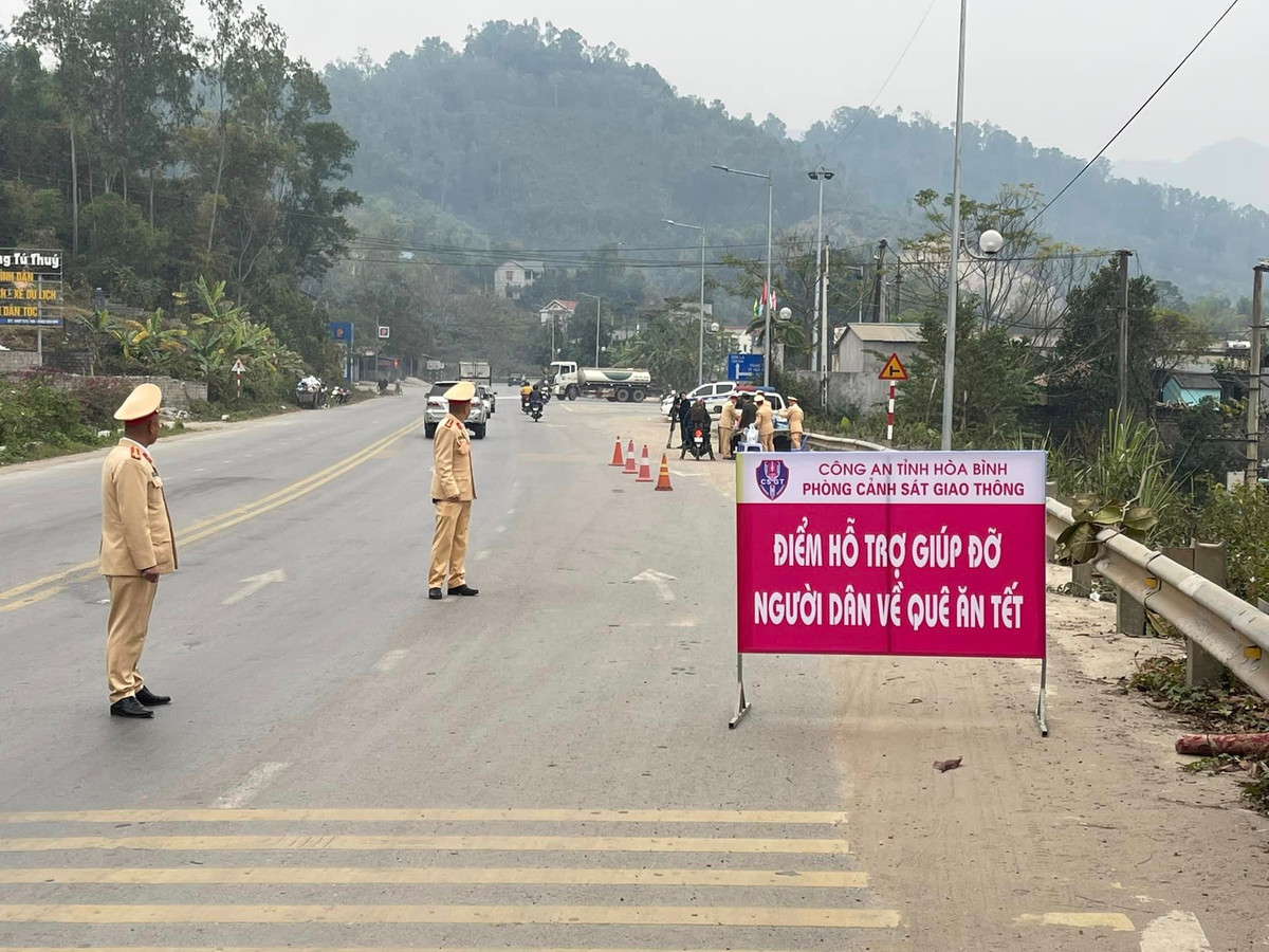  Tết Nguyên đán Quý Mão đang đến rất gần, người dân các tỉnh Tây Bắc đi làm ăn xa trên hành trình trở về nhà qua tỉnh Hòa Bình cảm thấy vui vẻ và ấm áp khi nhận những chai nước, chiếc bánh bao nóng, áo mưa nghĩa tình từ lực lượng CSGT Công an tỉnh Hòa Bình trao tặng miễn phí.