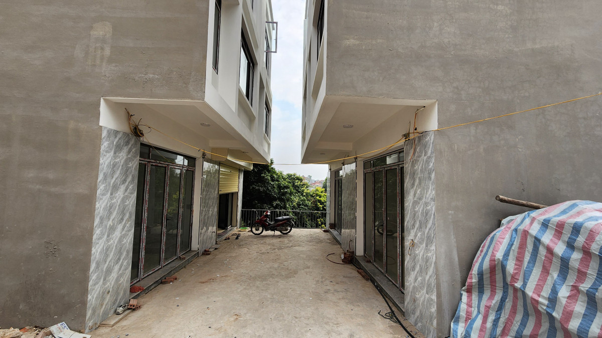 Đáng chú ý, toàn bộ 13 căn nhà liền kề, 4 móng nhà đều được xây dựng không phép hoặc sai nội dung cấp phép xây dựng. Cụ thể, xây dựng 3 tầng, đua ra ban công. Trong khi giấy phép xây dựng là 2 tầng và không có ban công.