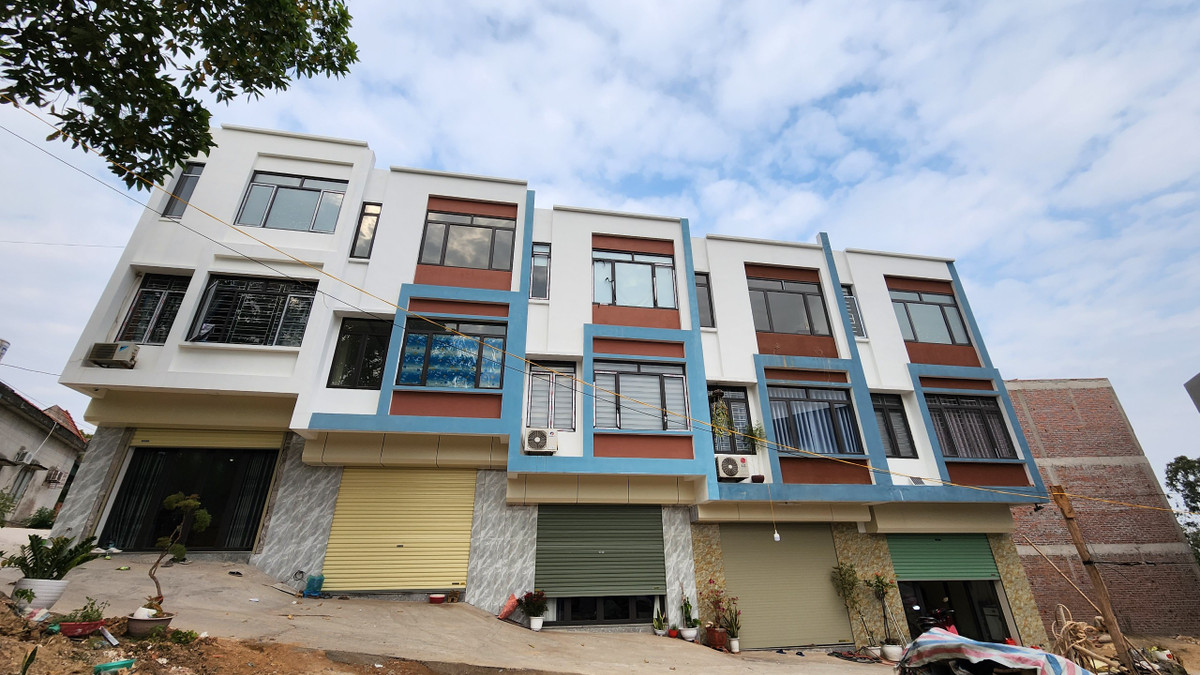 Ngày 8/1, ghi nhận của PV Báo Tri thức và Cuộc sống, các công trình vi phạm trên về trật tự xây dựng vẫn tồn tại và vẫn chưa bị cơ quan chức năng TP. Hạ Long xử lý.