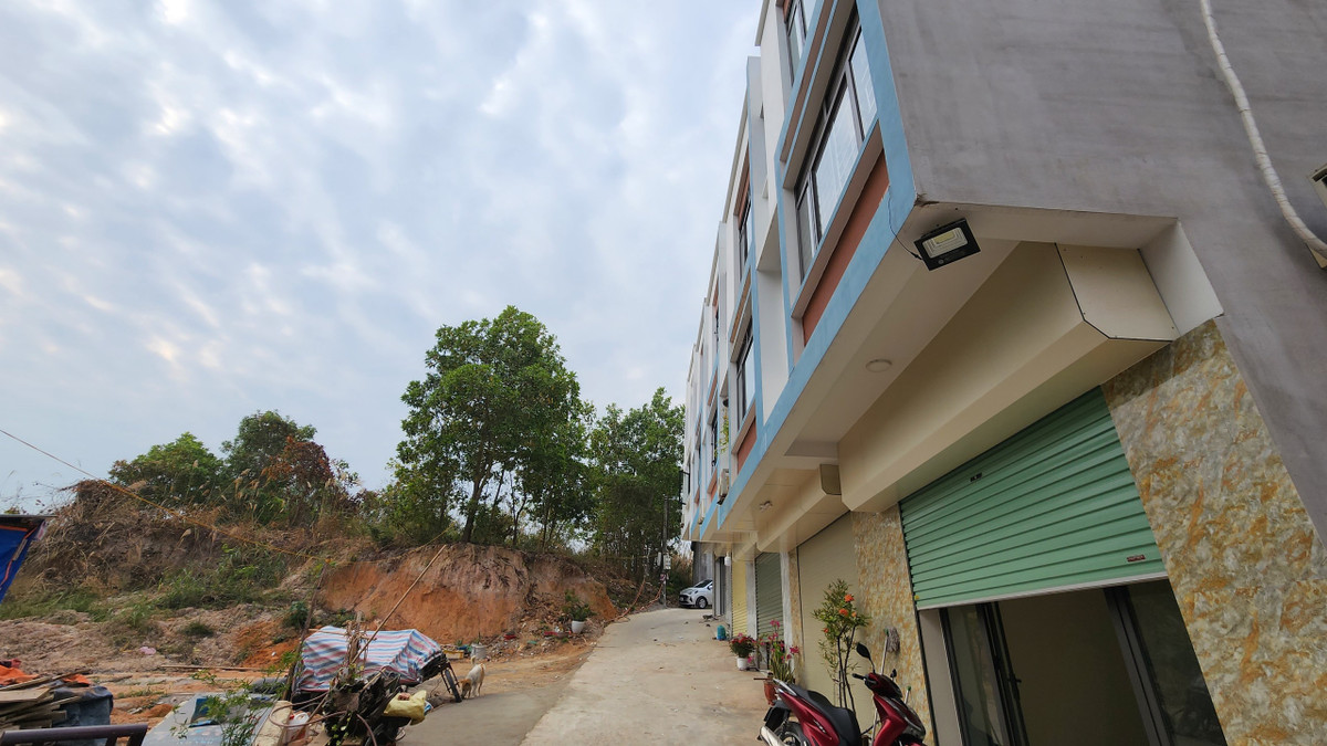 Đảng ủy phường Hà Khẩu đã tiến hành kiểm tra và có văn bản báo cáo cấp trên. Đồng thời đề nghị UBND TP Hạ Long chỉ đạo các phòng ban, đơn vị phối hợp với UBND phường Hà Khẩu lập hồ sơ, xử lý vi phạm hành chính đối với những công trình xây dựng trái phép.