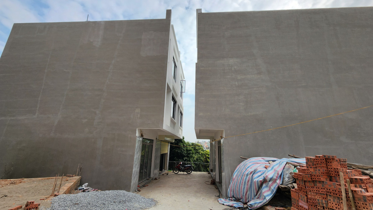 Đáng chú ý, Đảng ủy phường Hà Khẩu đề nghị "Rà soát lại việc chuyển đổi và cấp giấy chứng nhận quyền sử dụng đất đối với các thửa đất trên" và chỉ đạo Ủy ban kiểm tra Đảng ủy kiểm tra dấu hiệu vi phạm đối với tập thể, cá nhân có liên quan trong công tác quản lý đất đai, trật tự xây dựng trên địa bàn.