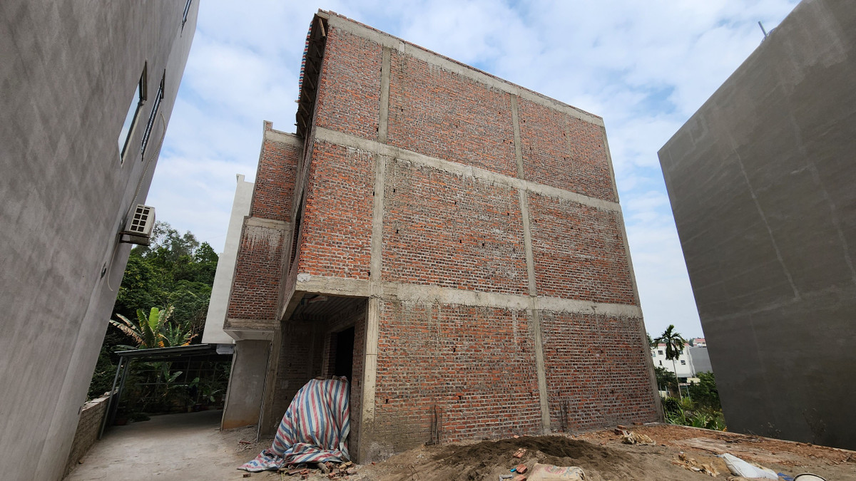 Trong tổng số 13 căn có 11 căn đã xây dựng và hoàn thiện, 2 căn mới xây đang hoàn thiện và làm sân, diện tích các căn nhà rộng từ 45 – 60m2. Ngoài các căn đã xây, chủ đất còn xây dựng 4 móng nhà.