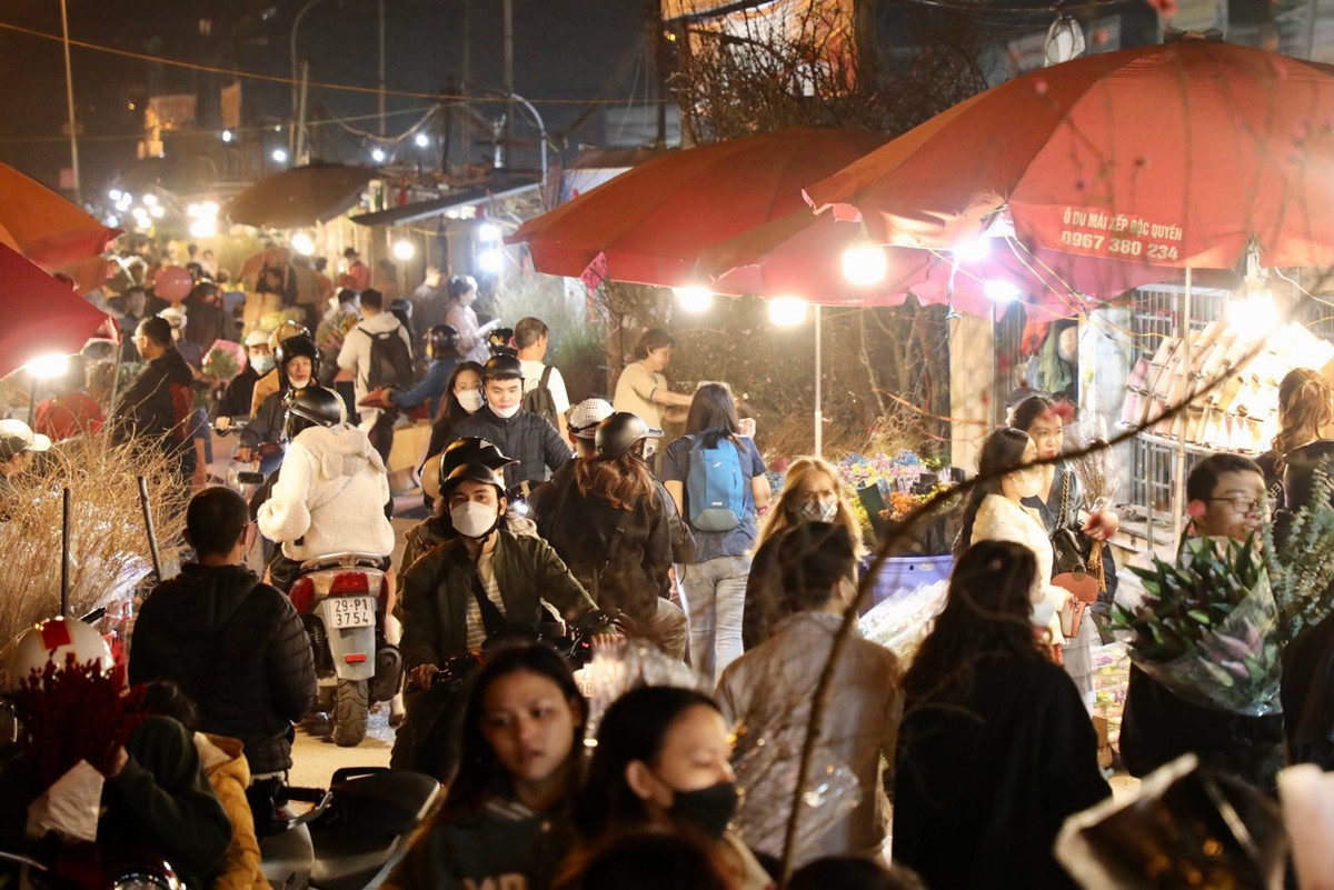 Chợ hoa Quảng Bá là một trong những chợ hoa lớn nhất của Thủ đô chuyên cung cấp các loại hoa tươi cho Hà Nội. Trong những ngày cận Tết Nguyên đán, về đêm, chợ hoa luôn đông đúc, nhộn nhịp người mua, kẻ bán từ 22h đêm đến 5h sáng hôm sau.