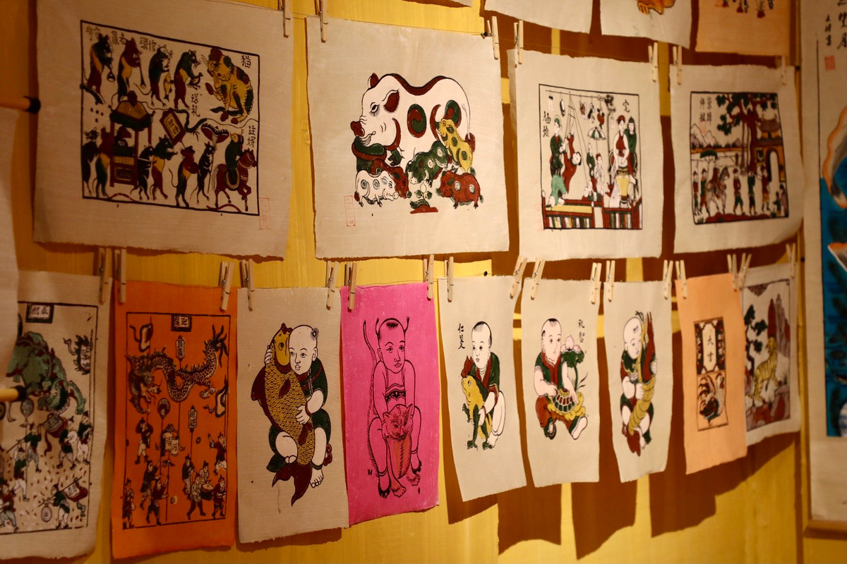 Treo tranh Tết từ lâu đã là một thú chơi tao nhã, một phong tục cổ truyền đẹp trong dịp Tết Nguyên đán của người Việt. Treo tranh Tết để trang hoàng nhà cửa, đón chào một năm mới với nhiều thành công. Thông thường, sau ngày Tết ông Công ông Táo, mỗi gia đình thường gỡ tranh cũ xuống, treo tranh mới lên với hàm ý “Tống cựu, nghinh tân”, hy vọng sẽ đón vinh hoa phú quý về nhà trong năm mới.