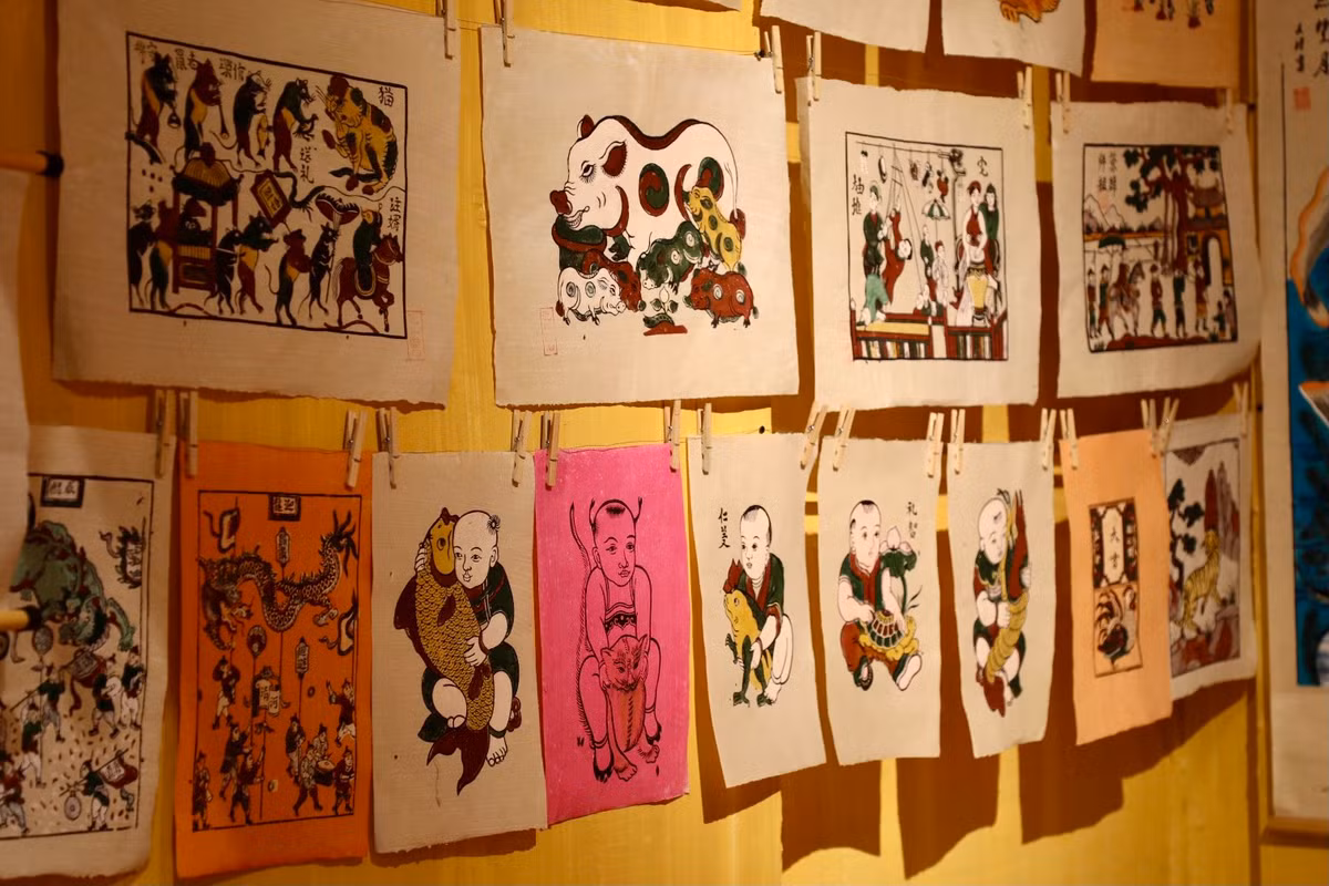 Treo tranh Tết từ lâu đã là một thú chơi tao nhã, một phong tục cổ truyền đẹp trong dịp Tết Nguyên đán của người Việt. Treo tranh Tết để trang hoàng nhà cửa, đón chào một năm mới với nhiều thành công. Thông thường, sau ngày Tết ông Công ông Táo, mỗi gia đình thường gỡ tranh cũ xuống, treo tranh mới lên với hàm ý “Tống cựu, nghinh tân”, hy vọng sẽ đón vinh hoa phú quý về nhà trong năm mới.