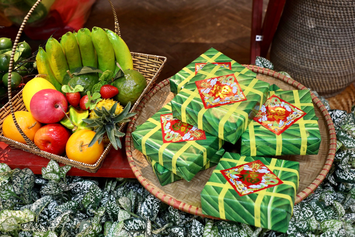 Bánh chưng và mâm ngũ quả là không thể thiếu trong bàn thờ cúng tổ tiên. Mâm ngũ quả ứng với ngũ hành được dâng lên thể hiện lòng hiếu thảo và ước mong những điều tốt lành trong gia sự.