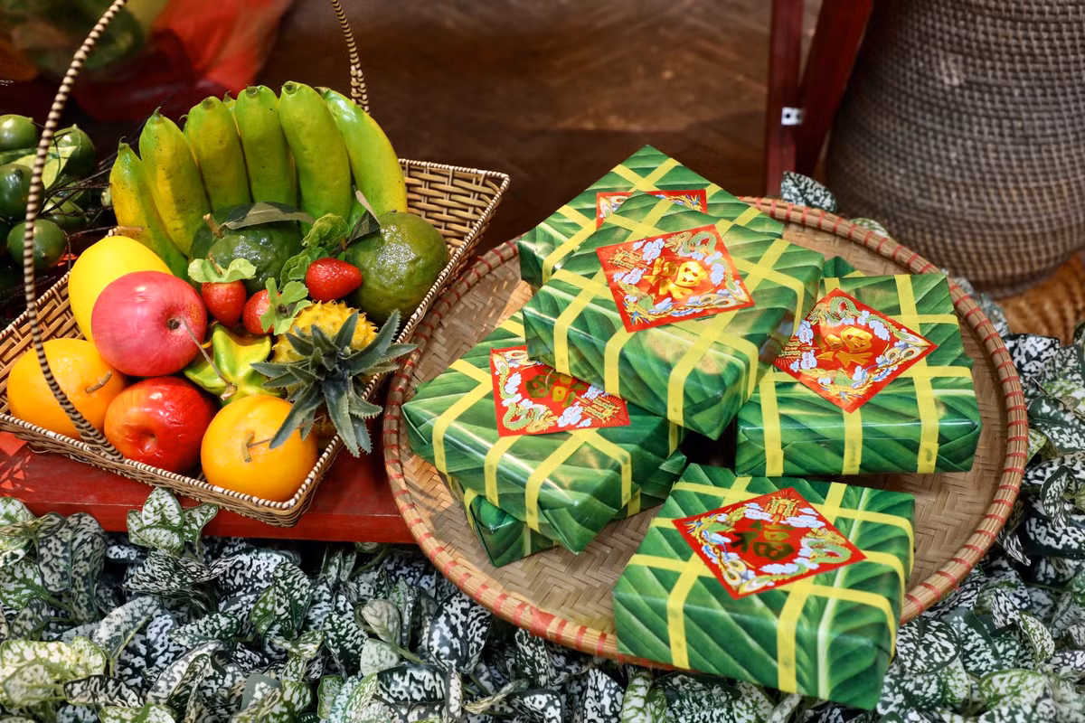 Bánh chưng và mâm ngũ quả là không thể thiếu trong bàn thờ cúng tổ tiên. Mâm ngũ quả ứng với ngũ hành được dâng lên thể hiện lòng hiếu thảo và ước mong những điều tốt lành trong gia sự.