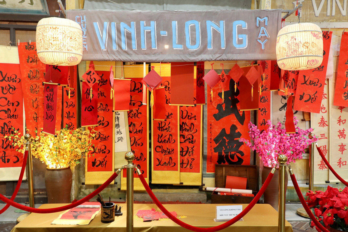 Những câu đối Tết thường được viết trên giấy hồng điều hoặc giấy đỏ dát vàng, với ý nghĩa xua đi những điều xui xẻo và mong ước vào một năm mới an khang thịnh vượng, vạn sự như ý.