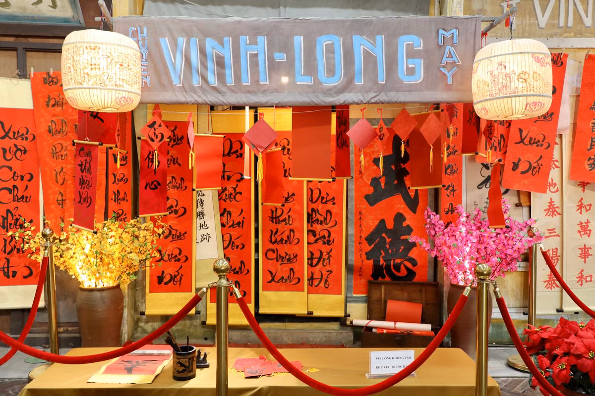 Những câu đối Tết thường được viết trên giấy hồng điều hoặc giấy đỏ dát vàng, với ý nghĩa xua đi những điều xui xẻo và mong ước vào một năm mới an khang thịnh vượng, vạn sự như ý.